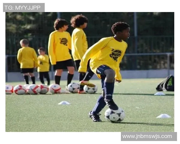 足球明星穿紫色鞋子展现独特风格与个性魅力的精彩瞬间合集